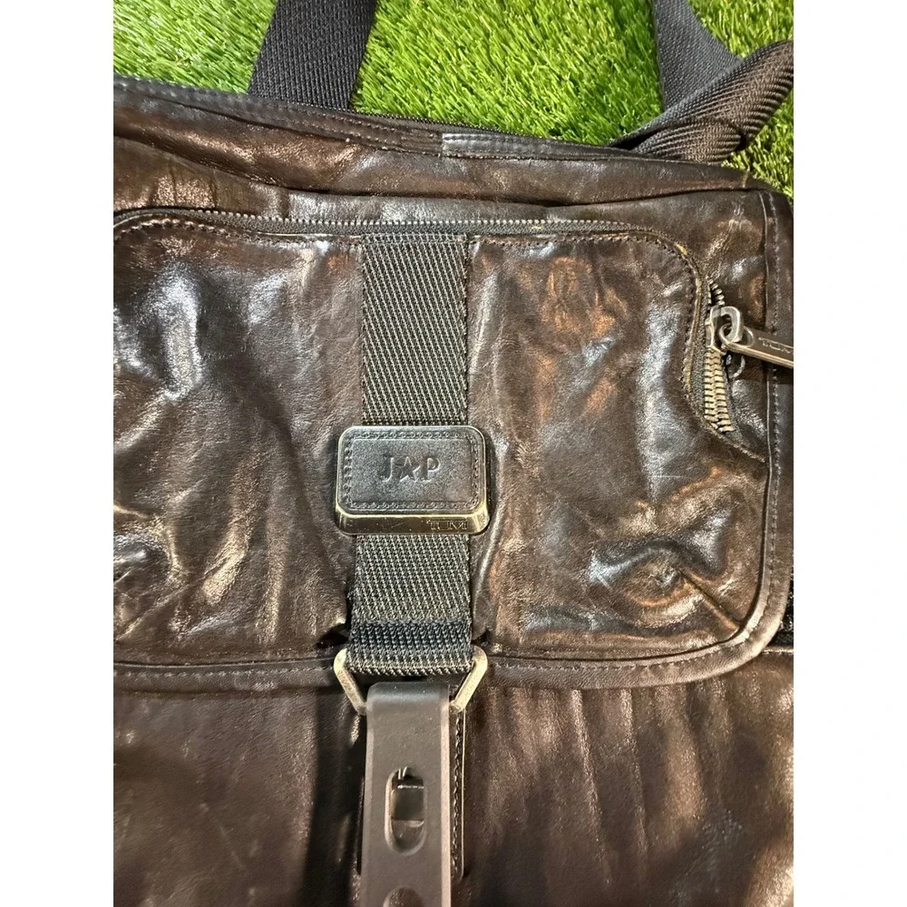 Tumi Black Leather Messenger Bag Crossbody Adjustable Strap‎